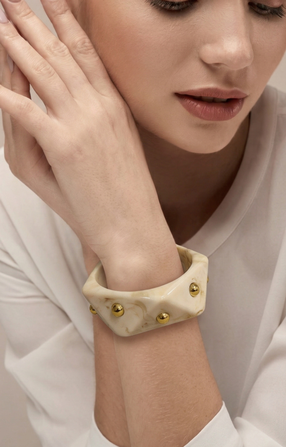 Pulsera geométrica beige con detalles dorados - PULSERA Boutiquemirel 