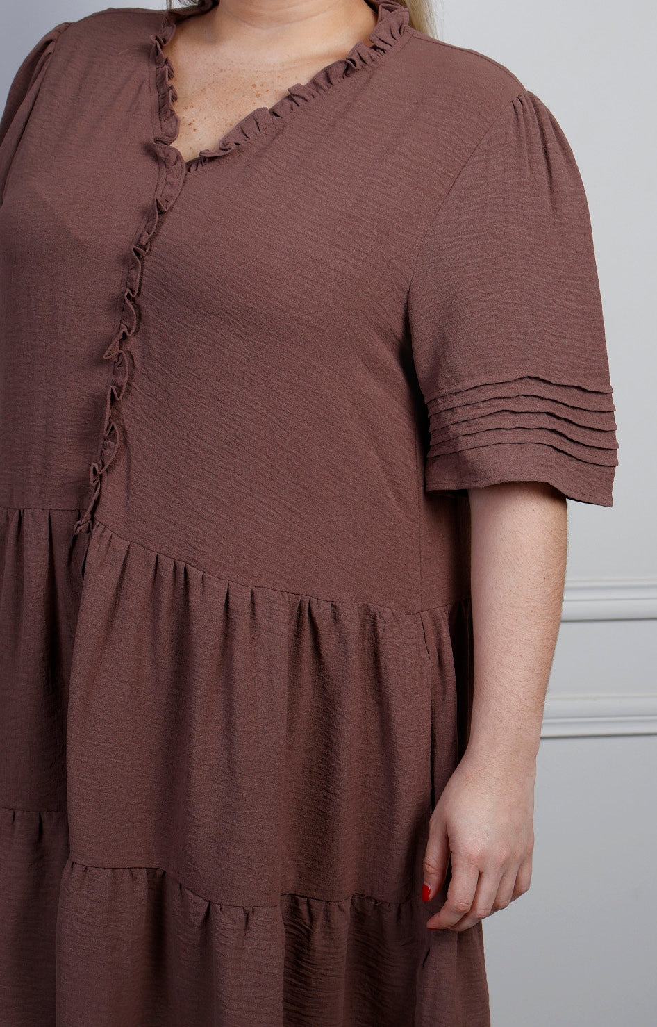 Vestido corto babydoll con olán de la marca Boutiquemirel, diseñado para curvas, en color y estilo femeninos y elegantes.