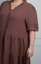 Vestido corto babydoll con olán de la marca Boutiquemirel, diseñado para curvas, en color y estilo femeninos y elegantes.