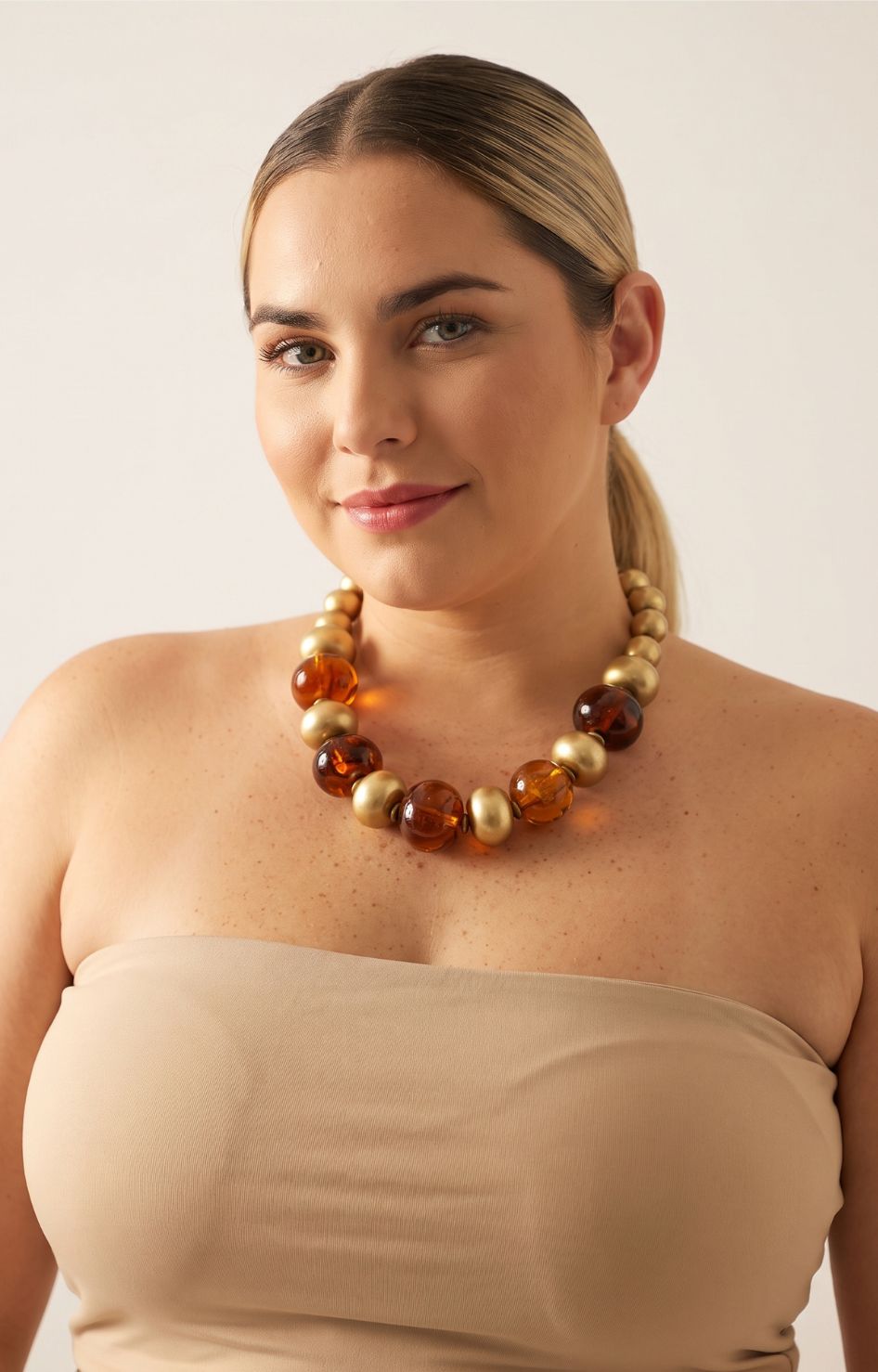 Collar de cuentas doradas y ámbar