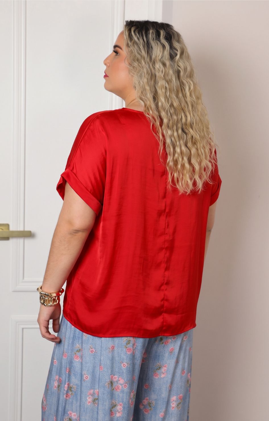 Blusa con detalle dorado en mangas
