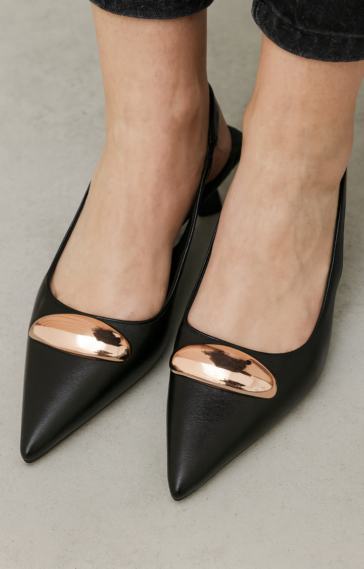 Zapatilla negra con dorado