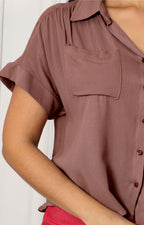 Blusa camisera con bolsillos