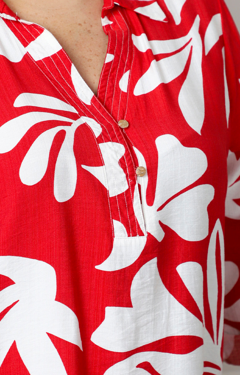 Blusa con estampado floral blanco y botones dorados
