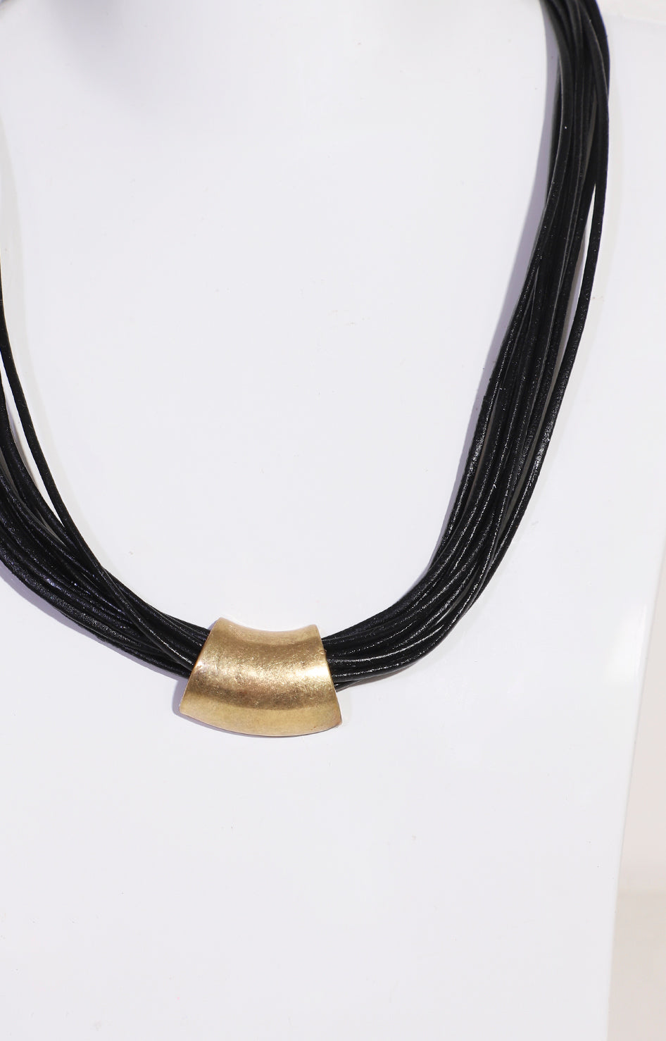 Collar negro de cuero con dije dorado - COLLAR Boutiquemirel 
