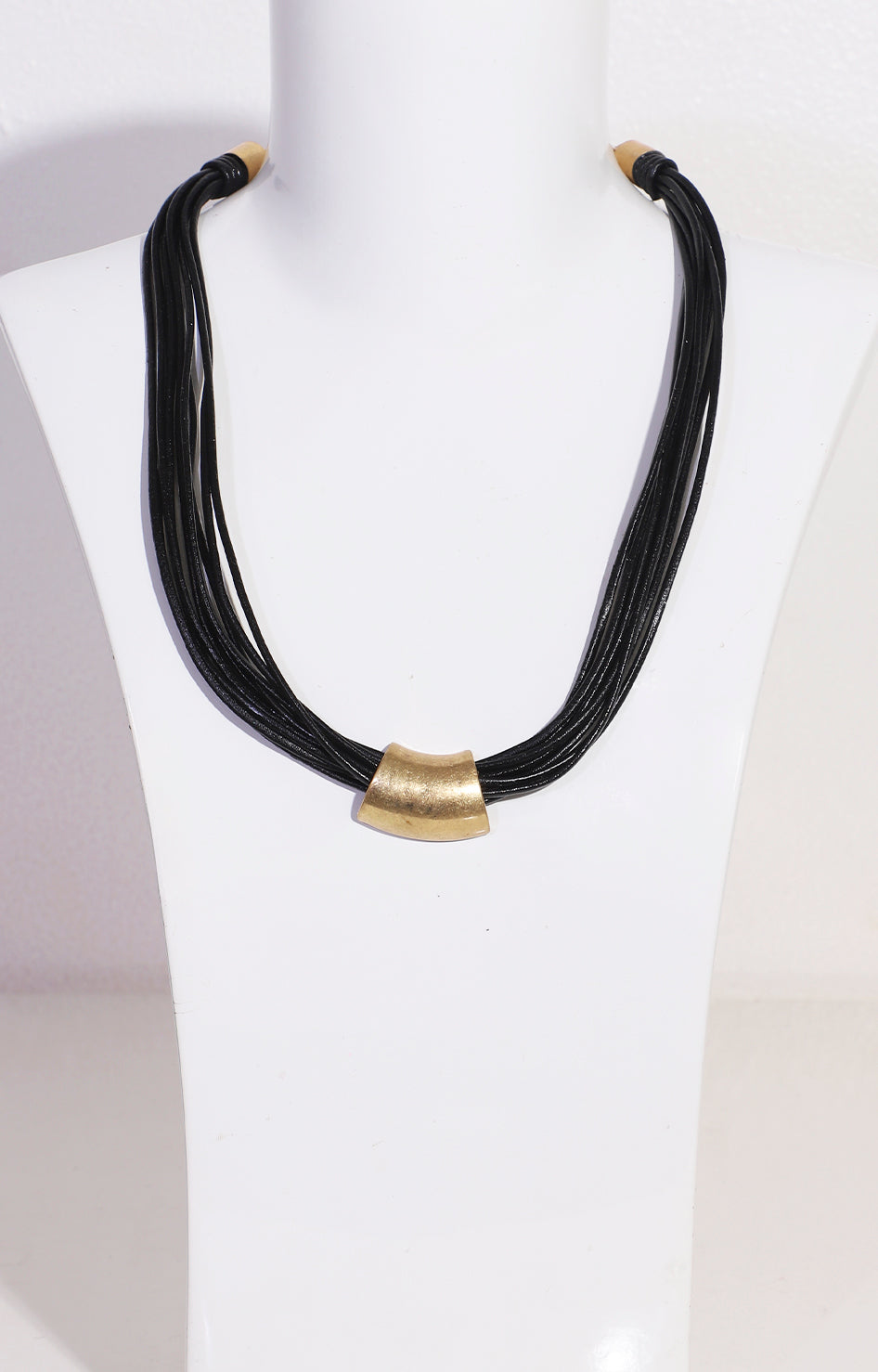 Collar negro de cuero con dije dorado - COLLAR Boutiquemirel 