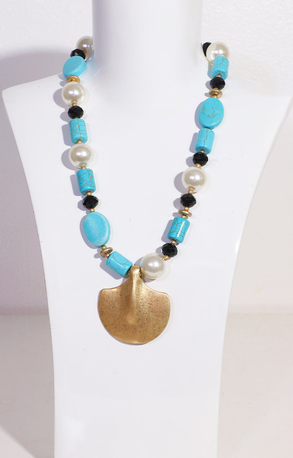 Collar azul con perlas y dije dorado - COLLAR Boutiquemirel 