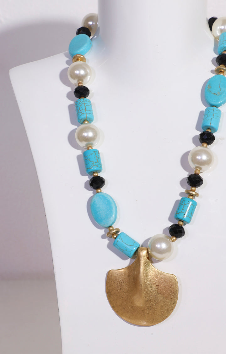 Collar azul con perlas y dije dorado - COLLAR Boutiquemirel 