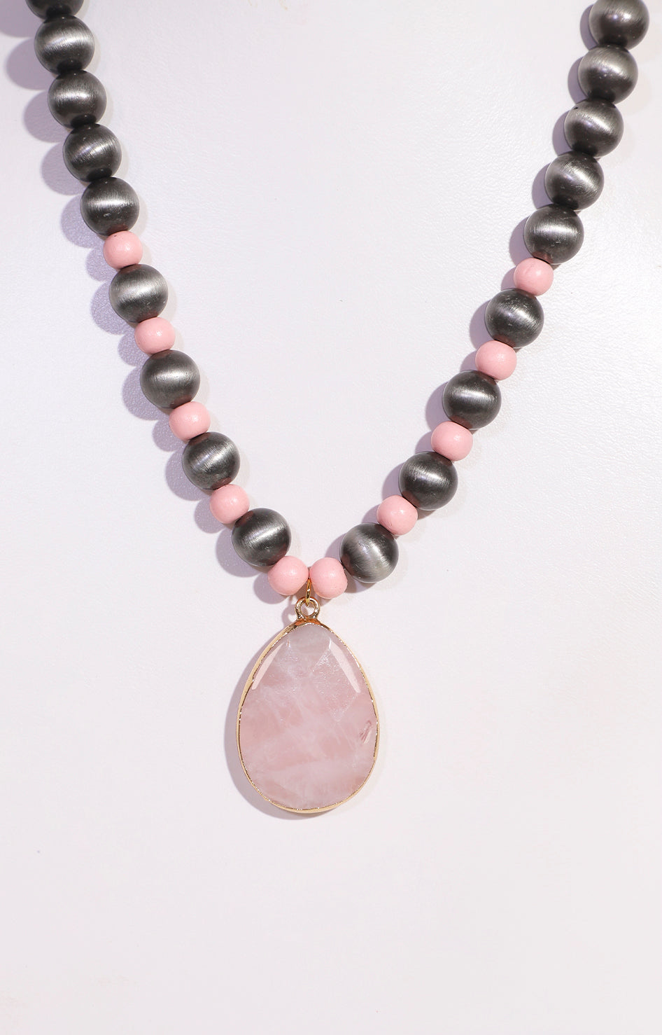 Collar negro de perlas y dije rosa amplio - COLLAR Boutiquemirel 