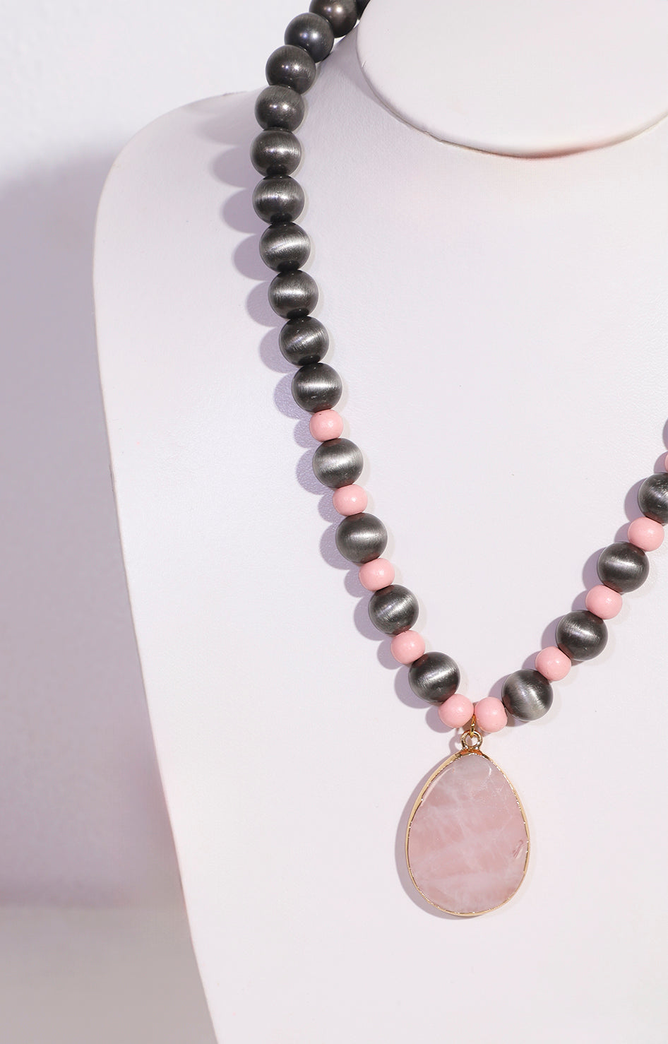 Collar negro de perlas y dije rosa amplio - COLLAR Boutiquemirel 