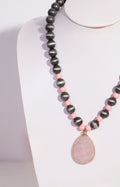Collar negro de perlas y dije rosa amplio - COLLAR Boutiquemirel 
