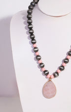 Collar negro de perlas y dije rosa amplio - COLLAR Boutiquemirel 