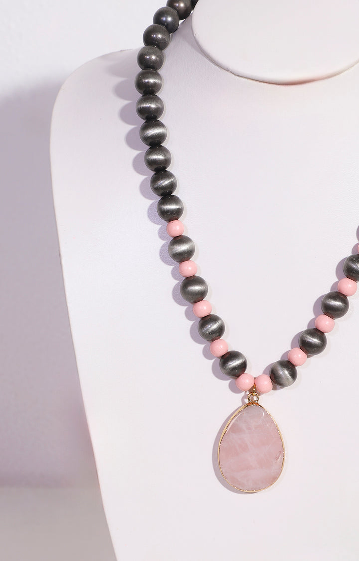 Collar negro de perlas y dije rosa amplio - COLLAR Boutiquemirel 