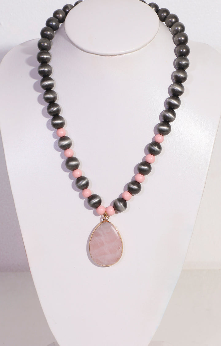 Collar negro de perlas y dije rosa amplio - COLLAR Boutiquemirel 