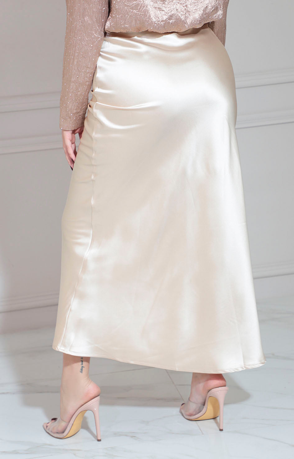 Falda beige satinada