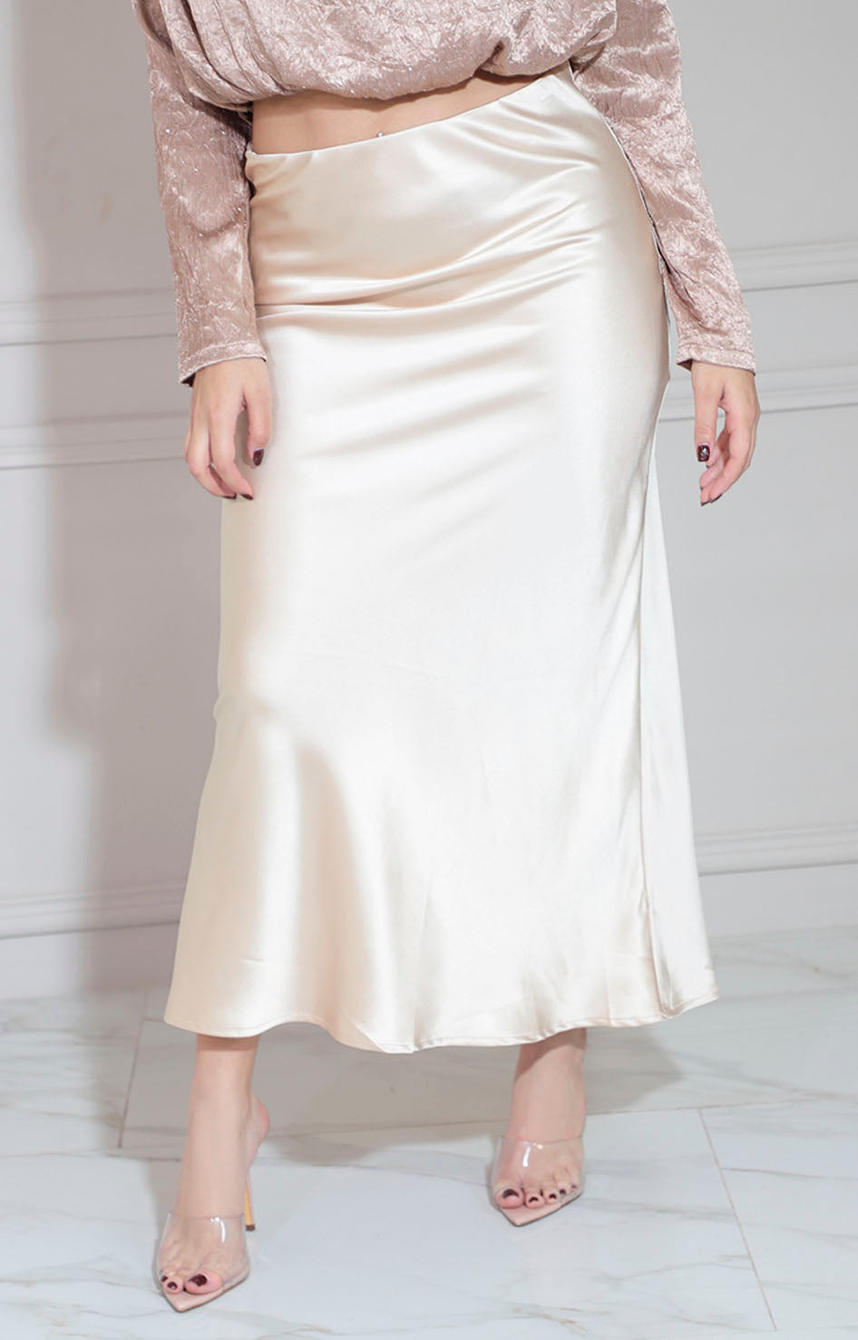 Falda beige satinada