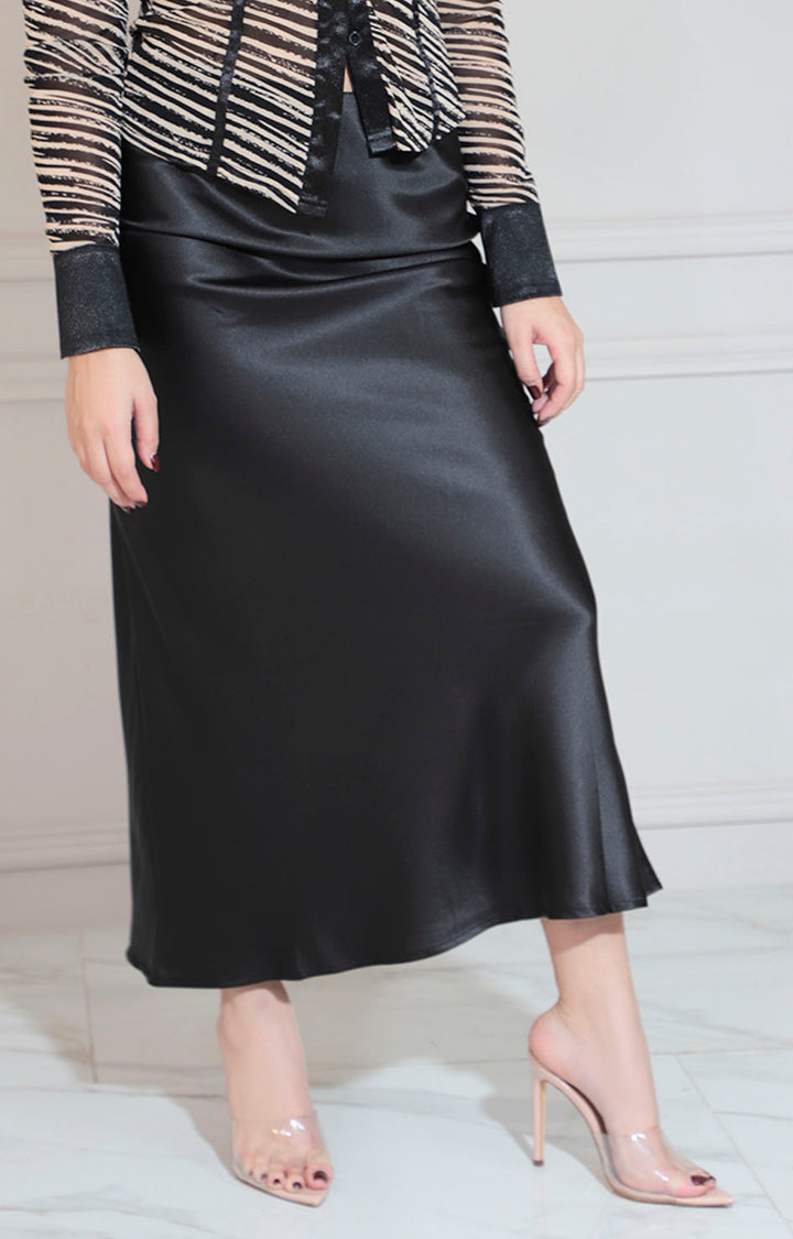 Falda negra satinada