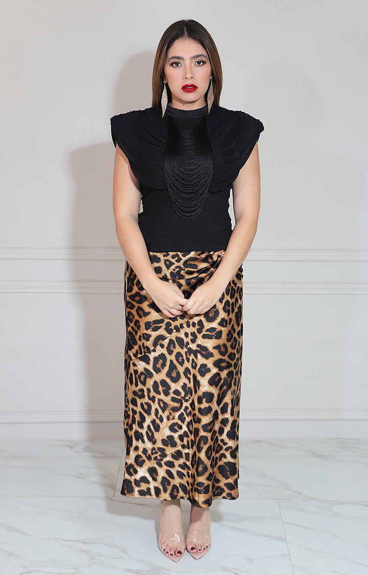 Blusa negra con hombreras