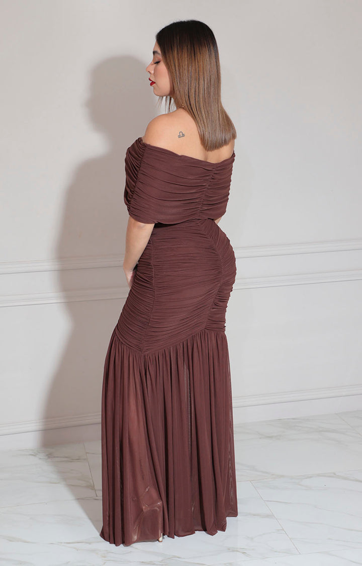 Vestido off-shoulder café