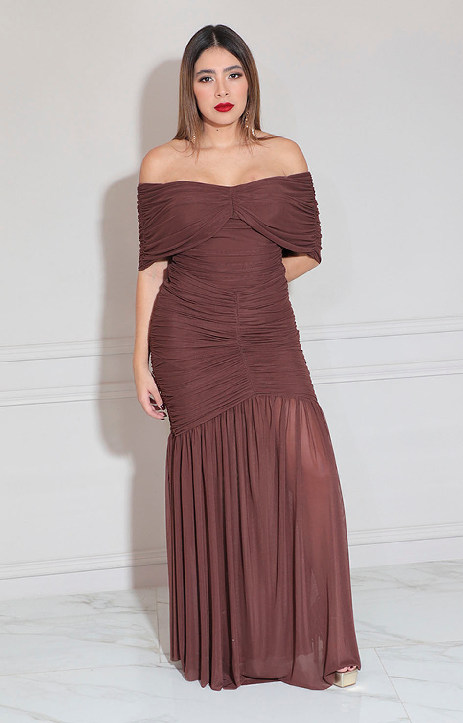 Vestido off-shoulder café