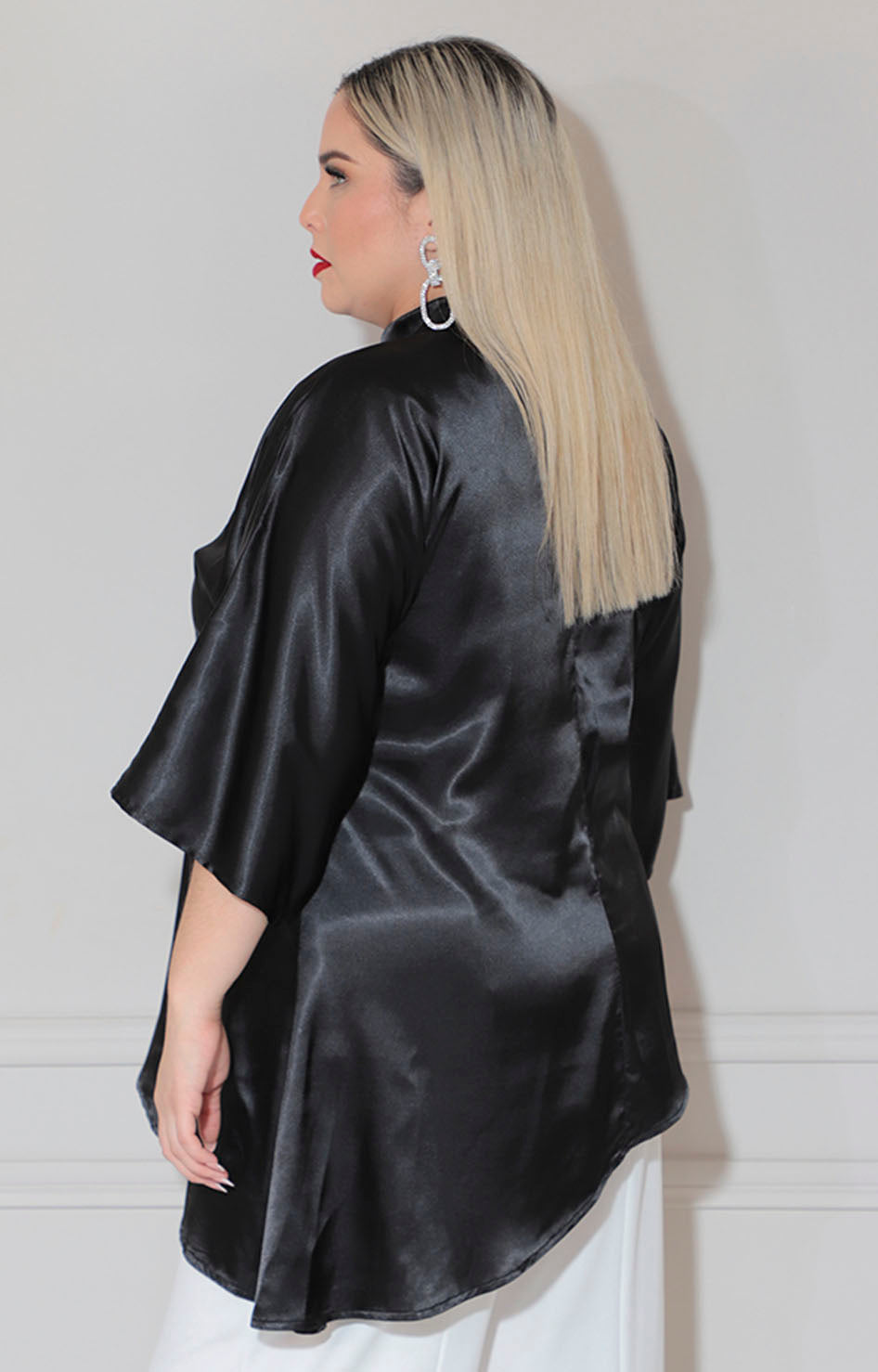 Blusa negra satinada