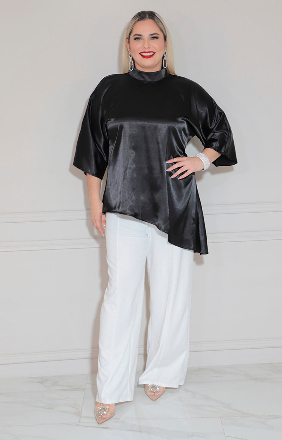 Blusa negra satinada