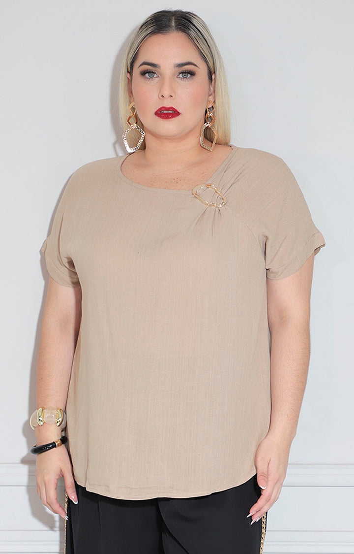 Blusa beige con hebilla