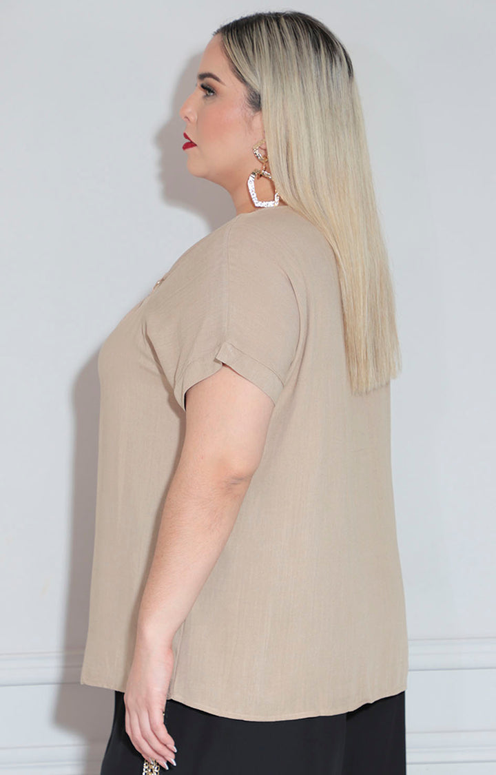 Blusa beige con hebilla