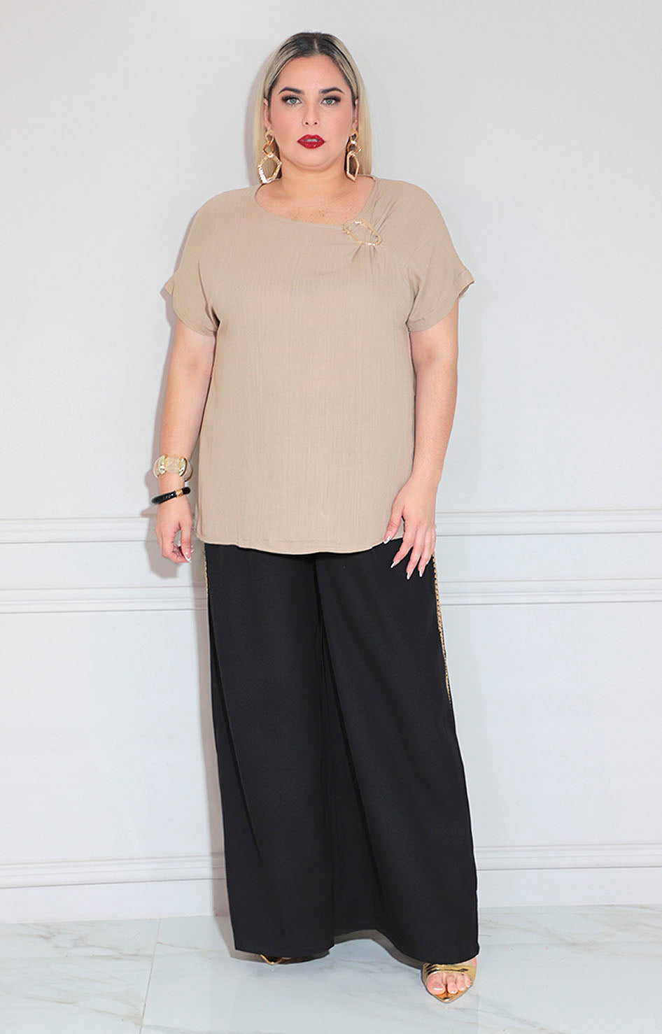 Blusa beige con hebilla