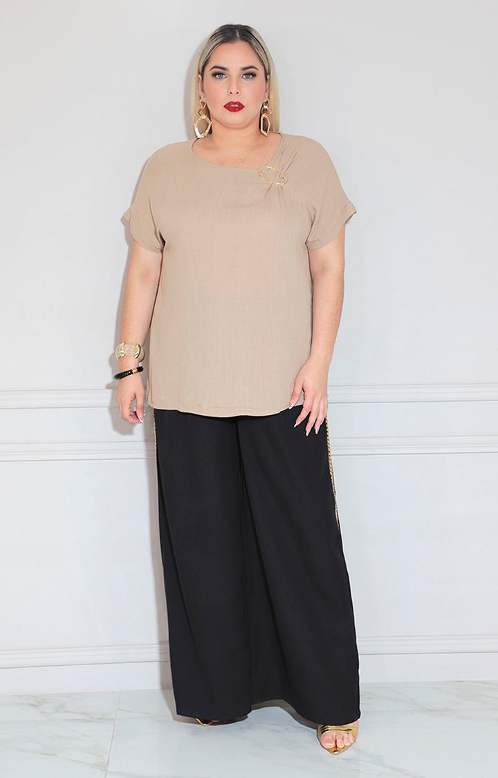 Blusa beige con hebilla