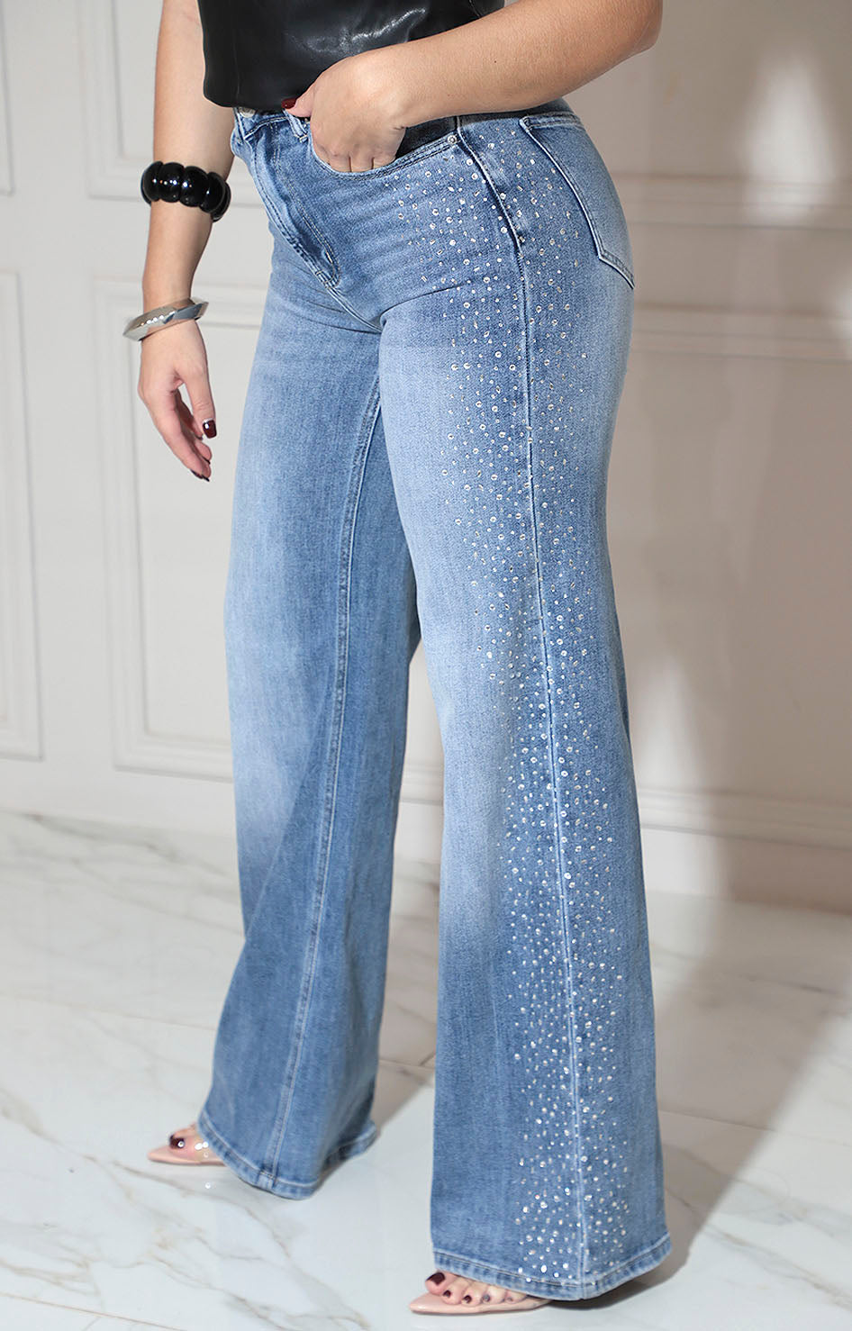 Pantalón denim con brillos