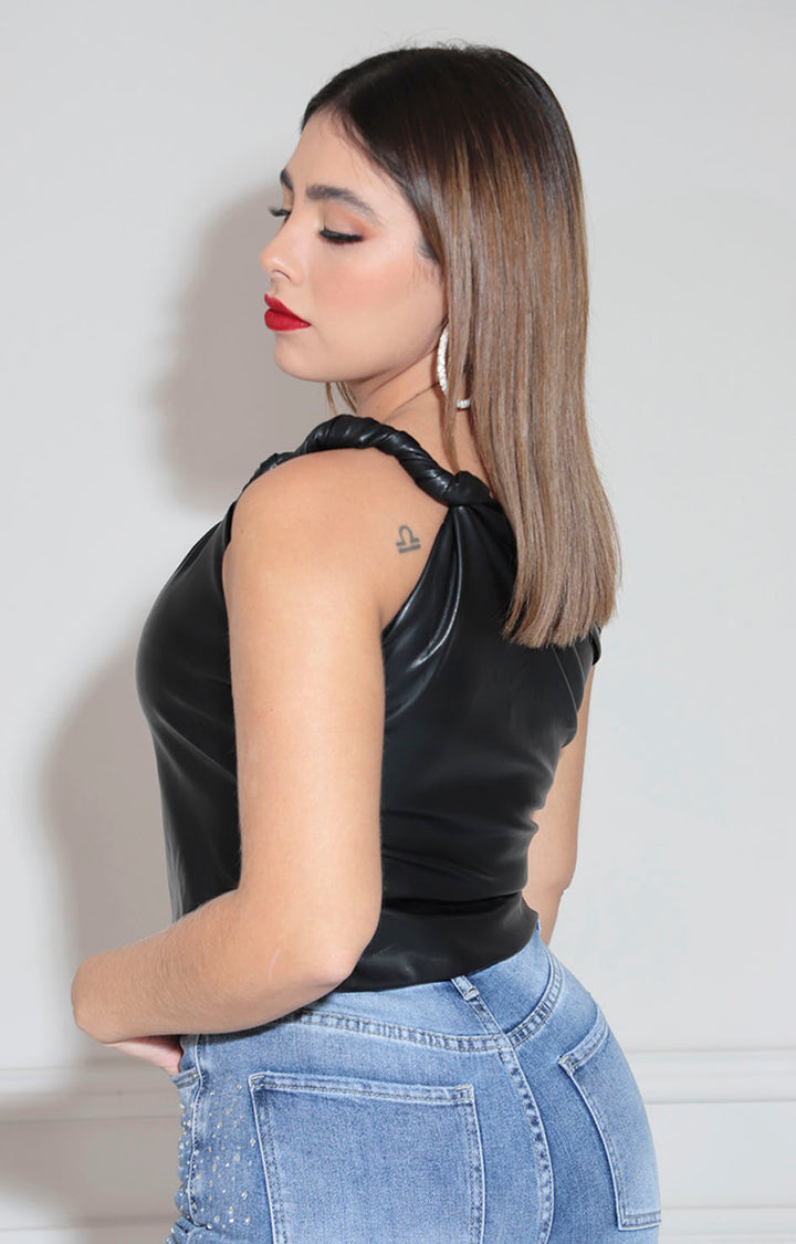 Blusa negra en vinipiel