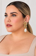 Aretes colgantes dorados con perla en gota