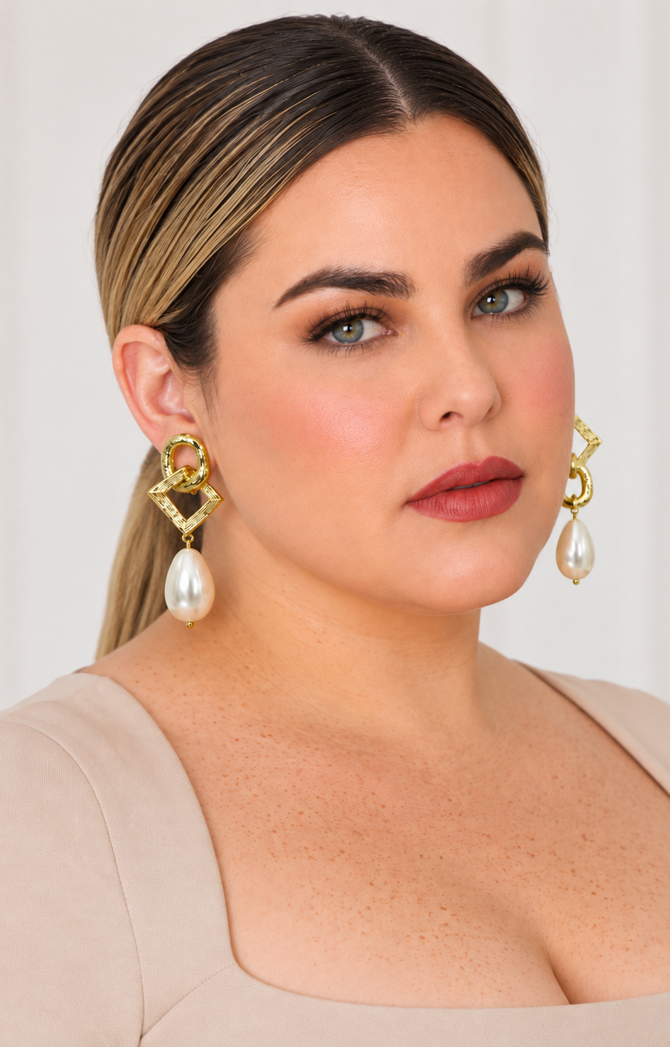 Aretes colgantes dorados con perla en gota