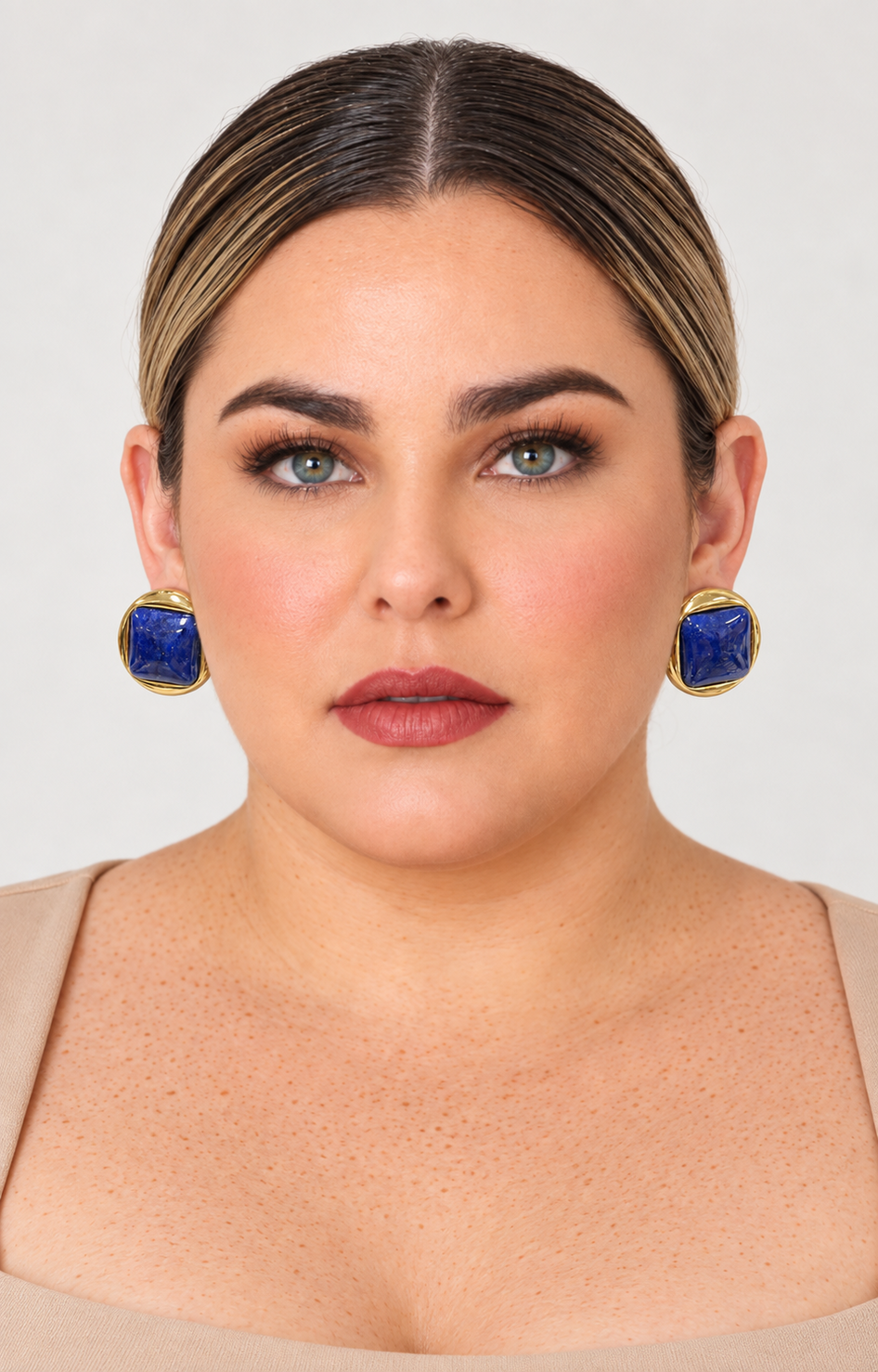 Aretes broquel dorados con piedra azul