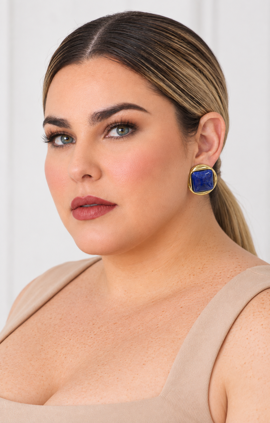 Aretes broquel dorados con piedra azul