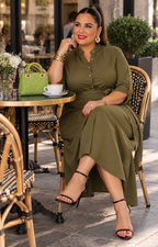 Vestido largo curvy de Boutiquemirel con diseño camisero y lazo en la cintura, en color neutro, mostrando su estilo elegante y cómodo.