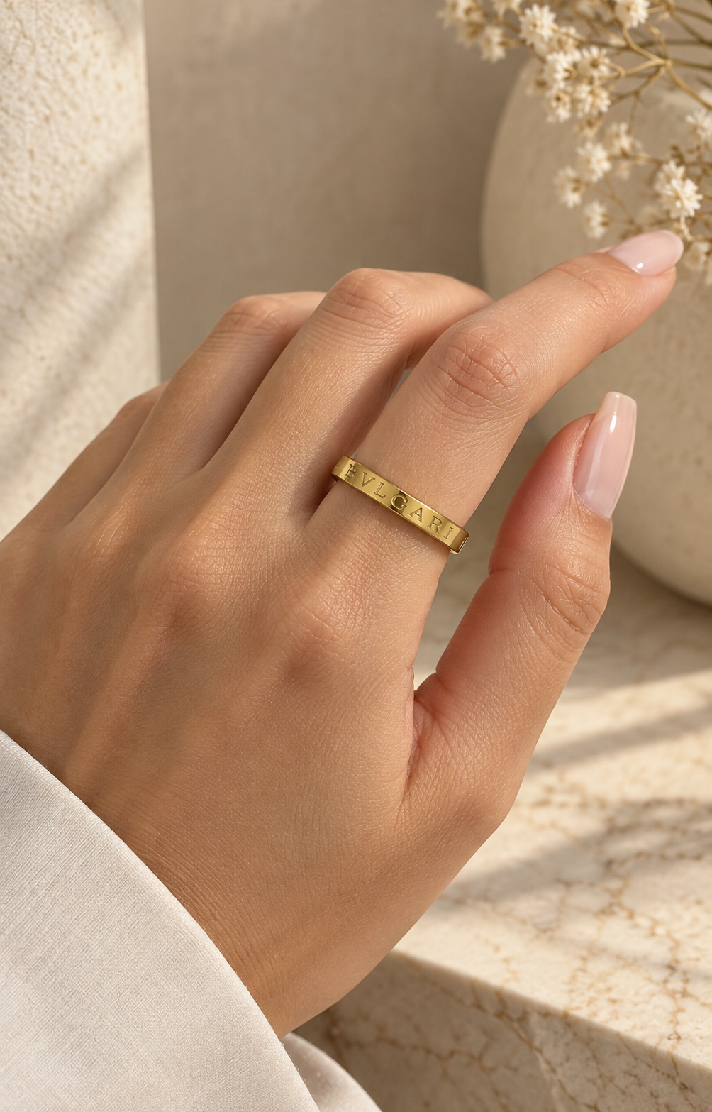Anillo dorado con letras