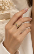 Anillo dorado con brillos