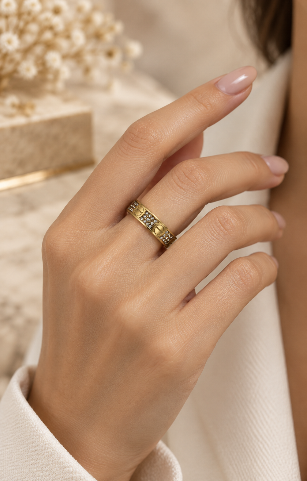 Anillo dorado con brillos