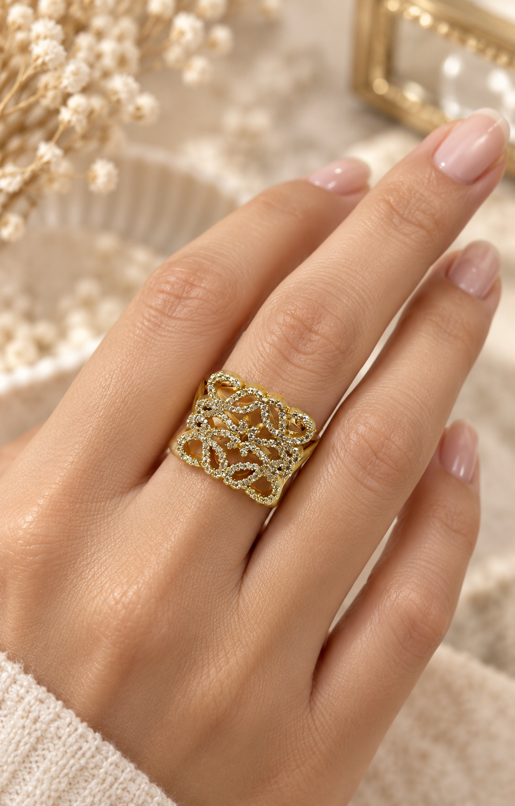 Anillo dorado asimétrico con brillos
