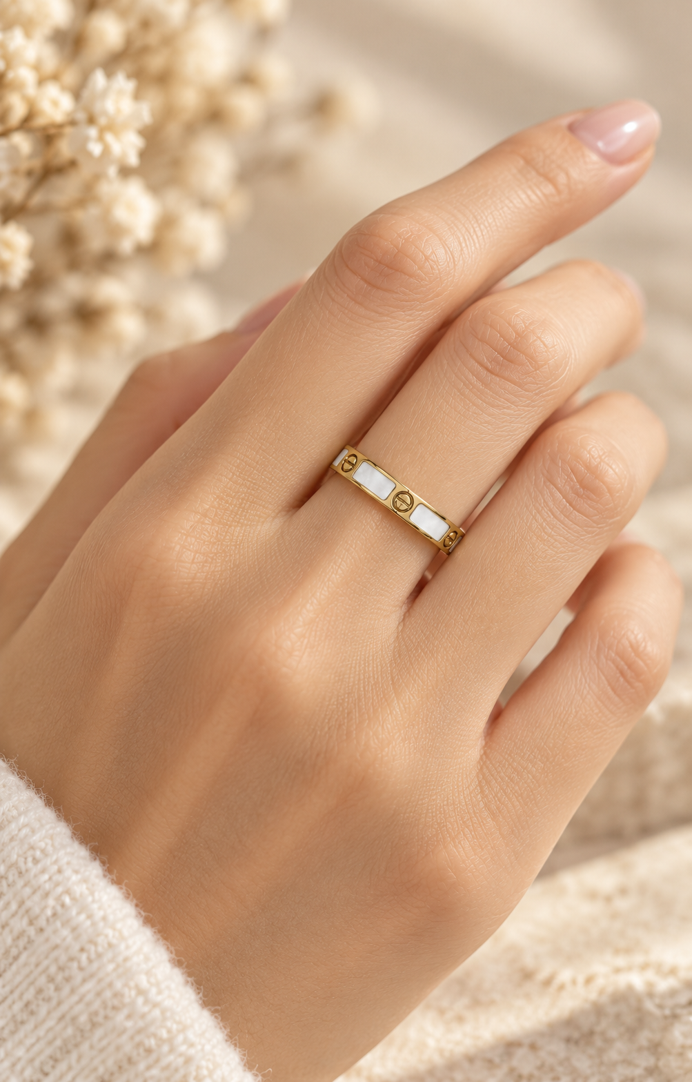 Anillo dorado con blanco