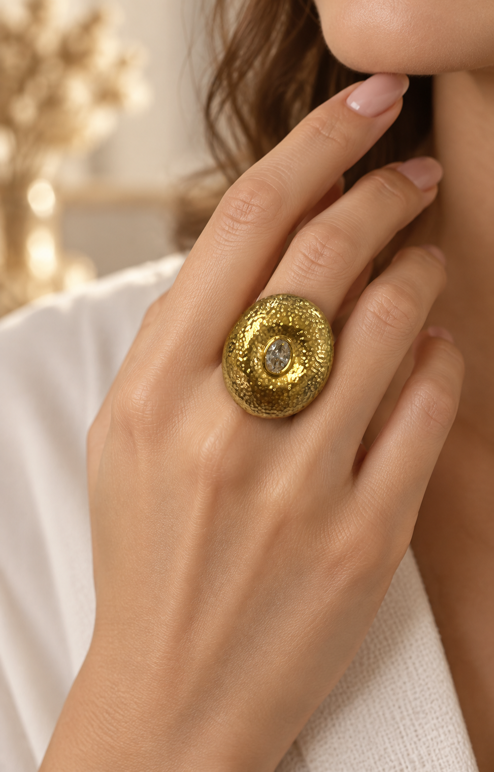 Anillo dorado circular con brillo
