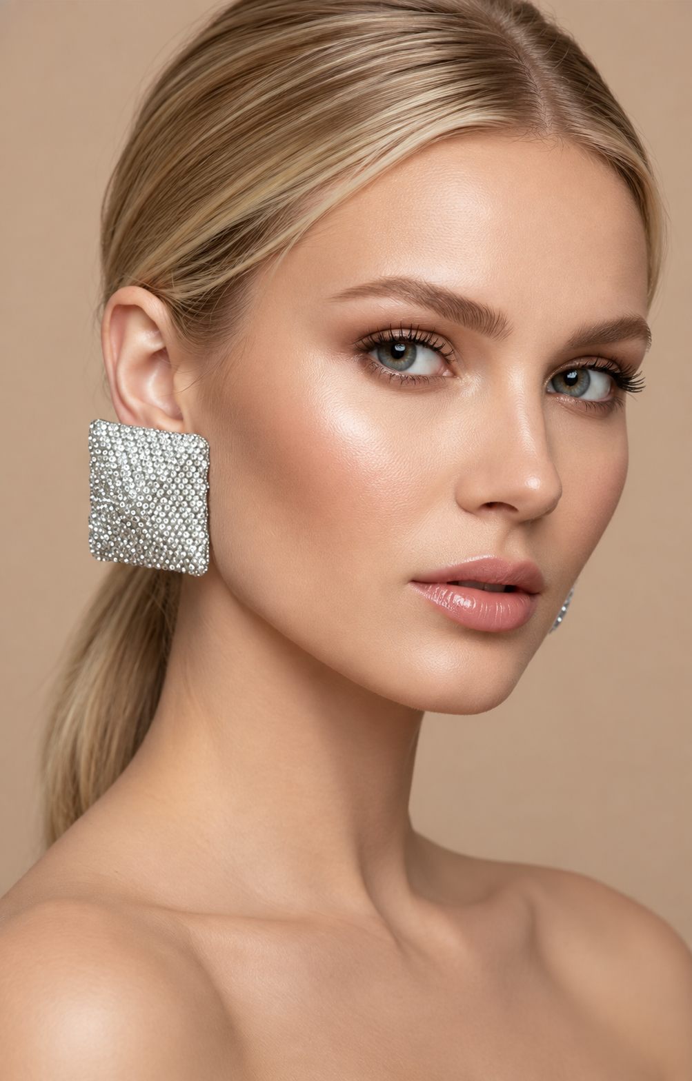 Aretes de plata con forma cuadrada, diseñados por Boutiquemirel, muestran detalles elegantes y modernos en la imagen.
