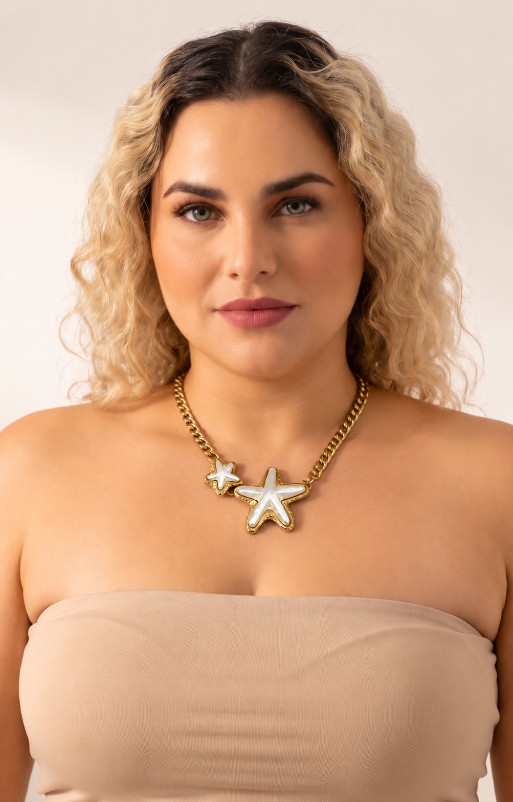 Collar dorado con estrella