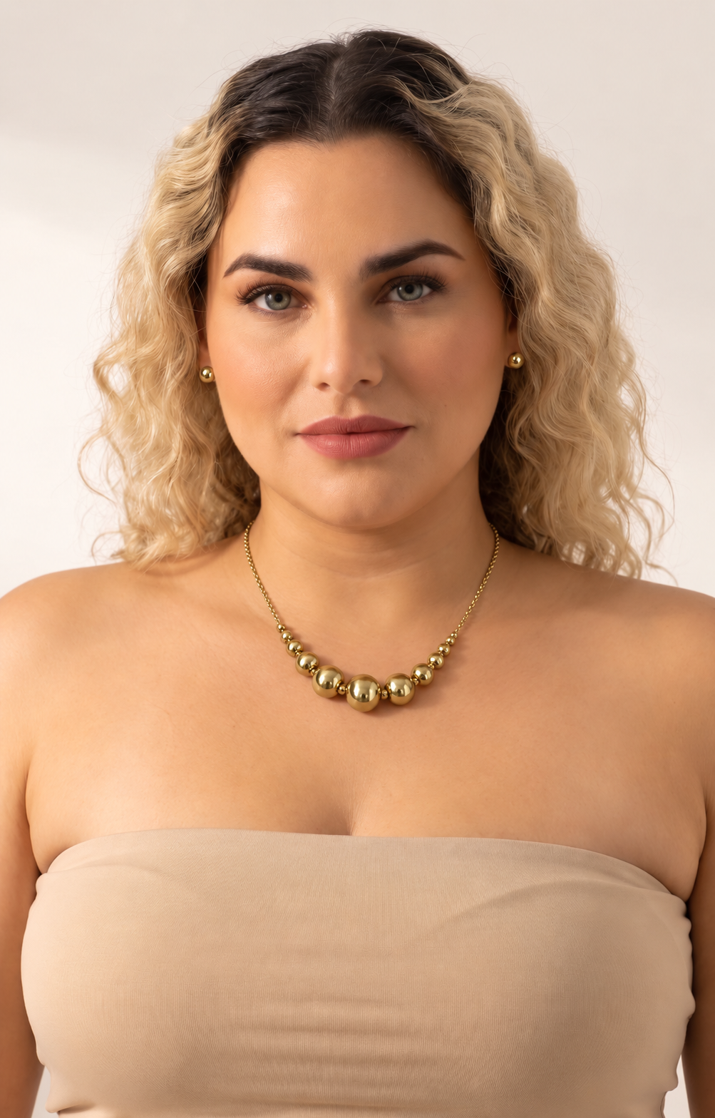 Set de collar y aretes de esferas doradas
