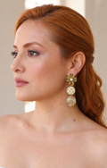 Aretes largos con flor dorada y esferas beige