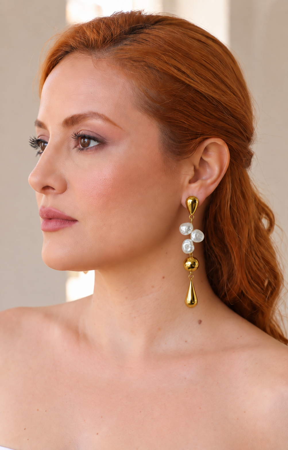 Aretes largos dorados con perlas