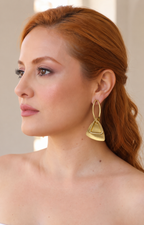Aretes geométricos triangulares dorados