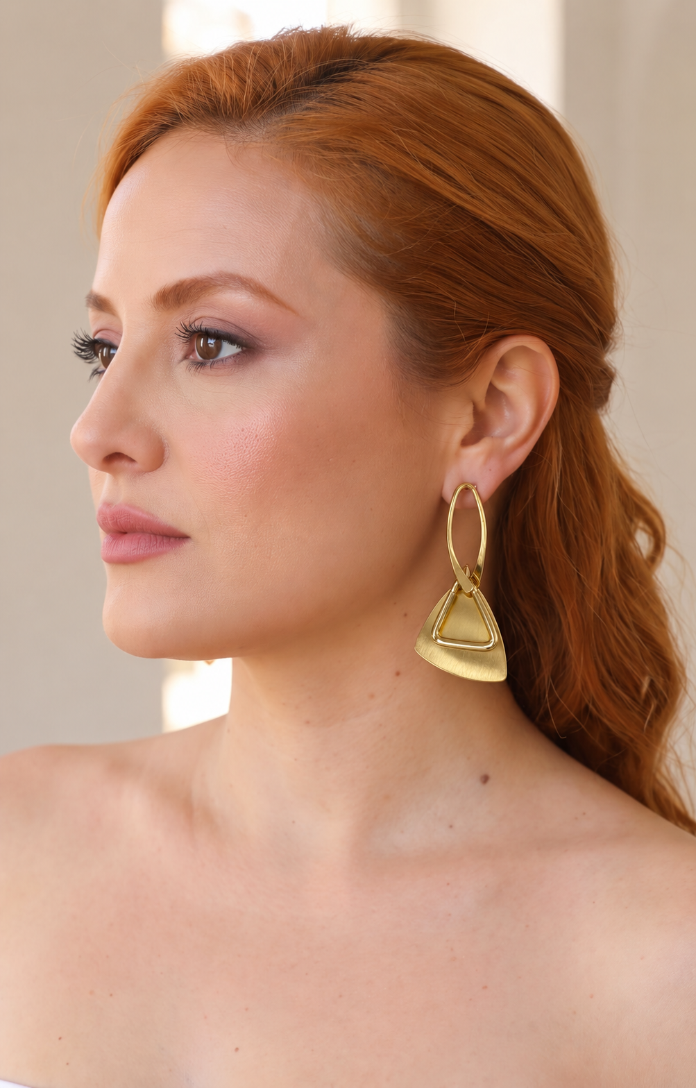 Aretes geométricos triangulares dorados